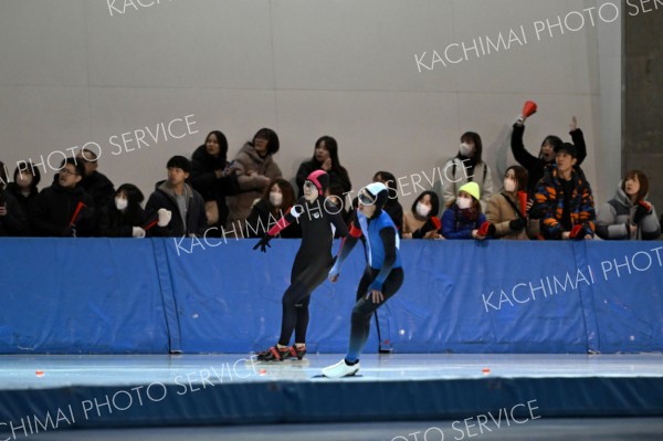 どっちが勝った！？「第５６回北海道中学スピードスケート大会」の男子５００メートル競技で、電光掲示板のフィニッシュタイムを一斉に見上げる選手と観戦客（１０日、明治北海道十勝オーバルで。金野和彦撮影） 