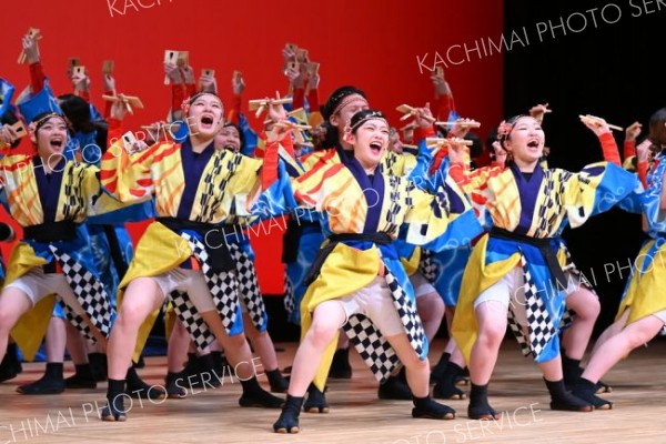 来場者を前によさこいを演舞する「Ｅｘｃｌａ！ｍａｔｉｏＮ」（１１日、帯広市の２０歳の集いで。塩原真撮影）