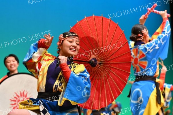 来場者を前によさこいを演舞する「Ｅｘｃｌａ！ｍａｔｉｏＮ」（１１日、帯広市の２０歳の集いで。塩原真撮影）