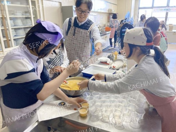 カボチャのプリン作りなどに挑戦した