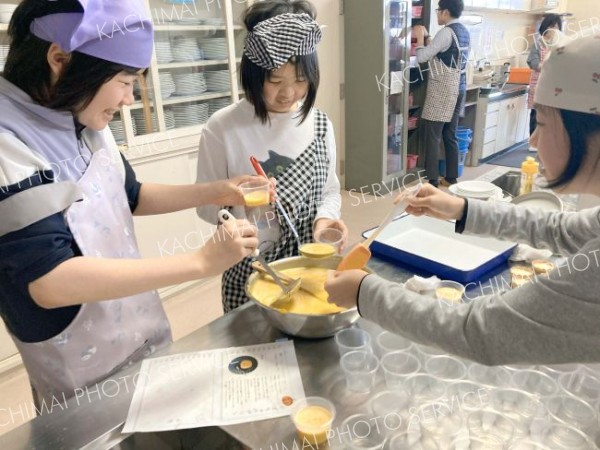 カボチャのプリン作りなどに挑戦した