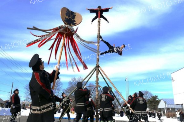 清水の２消防団が出初め式　威勢のよい登梯も