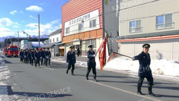 分列行進する御影消防団の団員