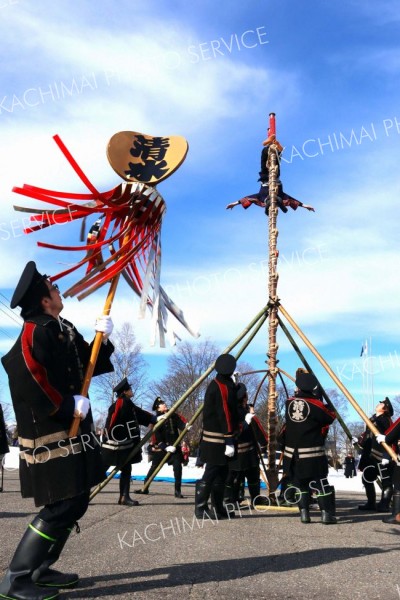 威勢のよい登梯を披露する清水消防団の団員