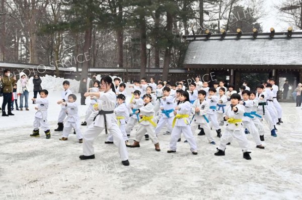 雪が降る中、気迫のこもった演武を繰り広げた田浦流空手道西帯広支部の会員たち