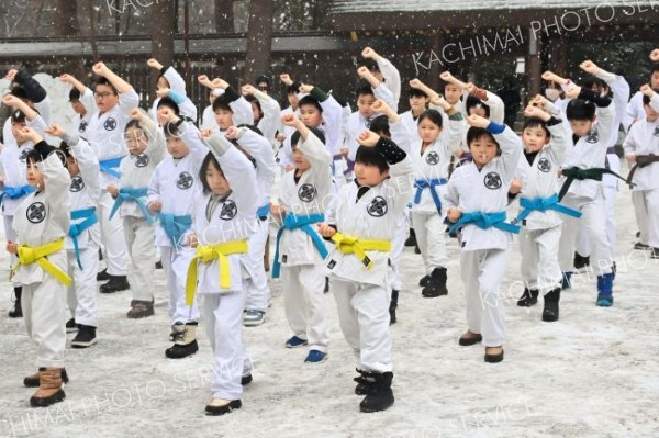 雪が降る中、気迫のこもった演武を繰り広げた田浦流空手道西帯広支部の会員たち