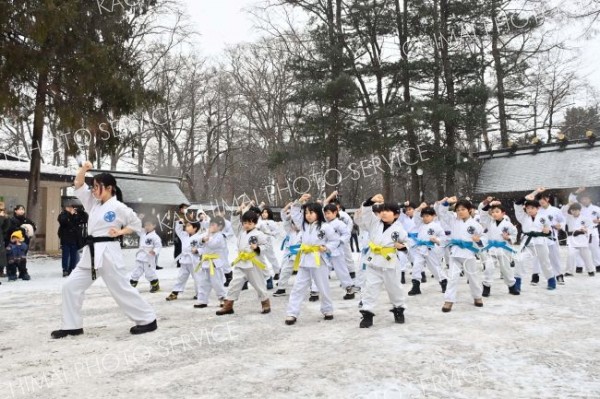 雪が降る中、気迫のこもった演武を繰り広げた田浦流空手道西帯広支部の会員たち