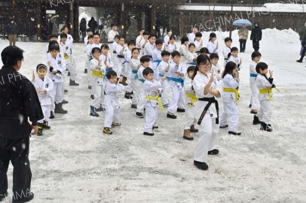 雪が降る中、気迫のこもった演武を繰り広げた田浦流空手道西帯広支部の会員たち