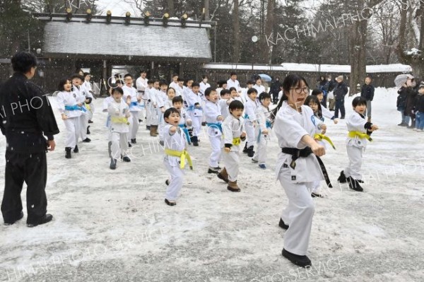 雪が降る中、気迫のこもった演武を繰り広げた田浦流空手道西帯広支部の会員たち