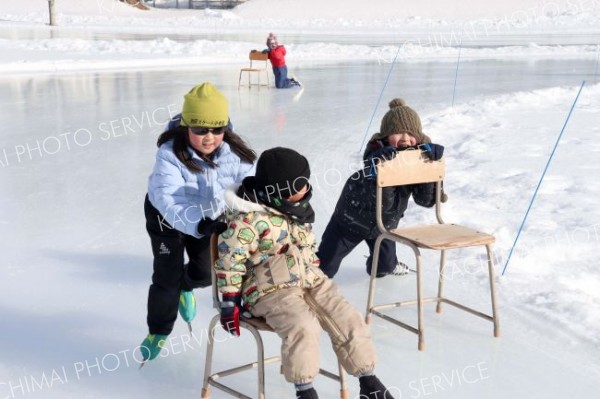親子でスケートを楽しむ　池田でリンクまつり