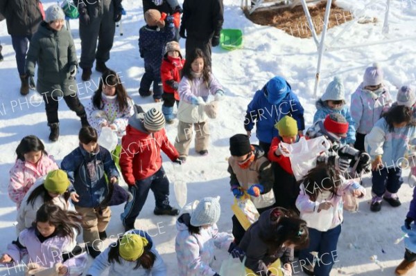 お菓子餅拾いを楽しむ子どもたち