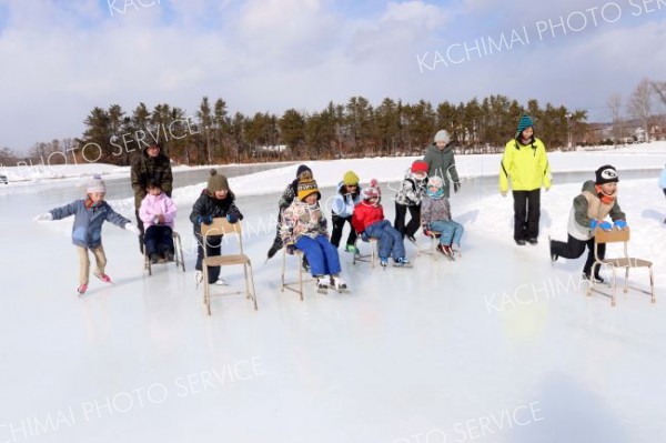 スケートを楽しむ子どもたち