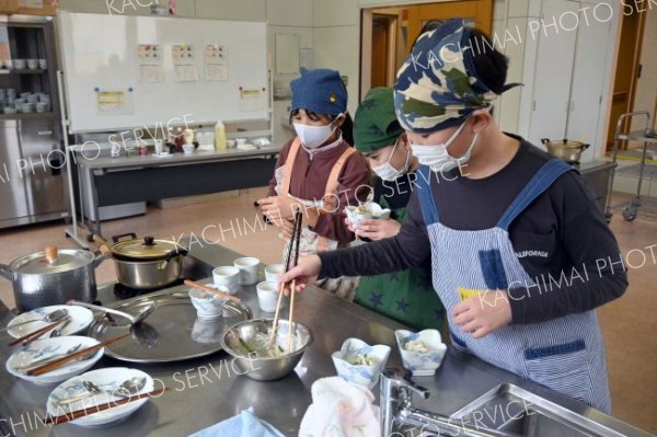 カレー、大根ツナサラダ、ゼリーの３品を作る児童