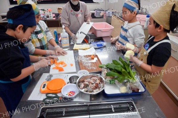 調理実習に臨む子どもたち
