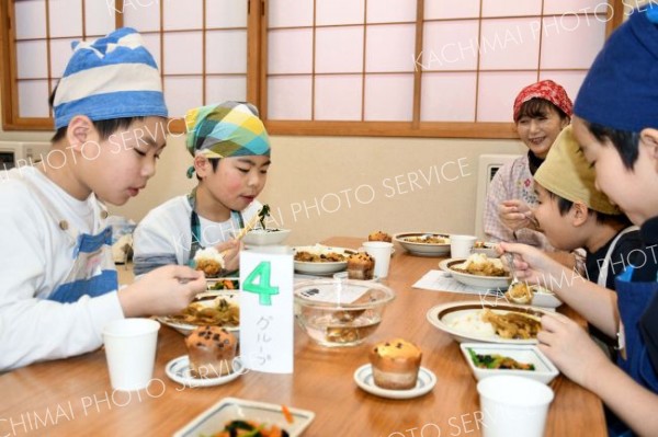 自ら作った料理を味わう子どもたち（広尾町役場提供）