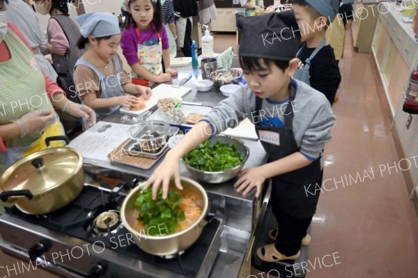 調理実習に臨む子どもたち