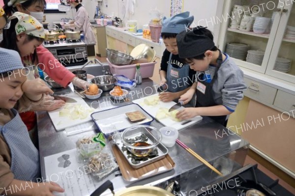 調理実習に臨む子どもたち