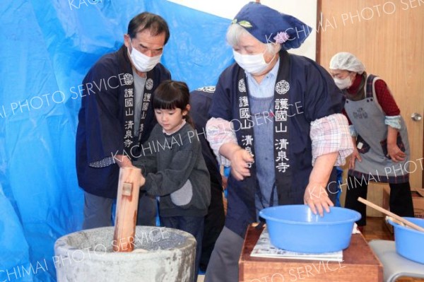 餅つきで世代間交流　清水・清泉寺で寺子屋イベント