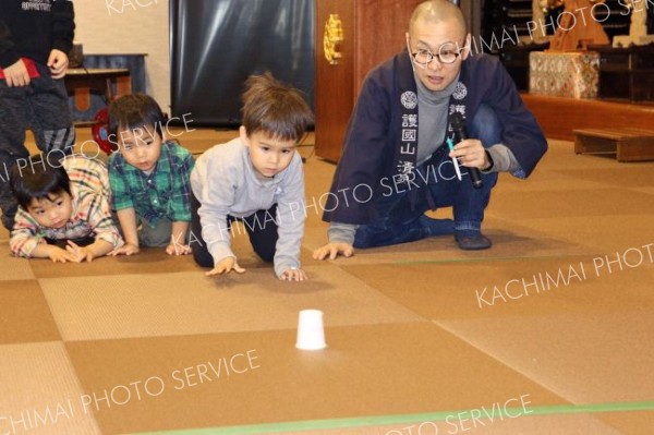 紙コップカーリングで遊ぶ子どもたち