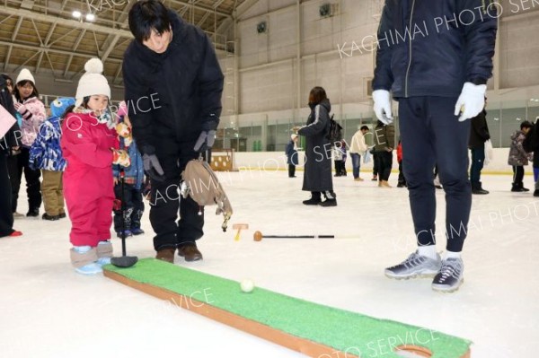 リンクでパークゴルフのパットに挑戦する子ども