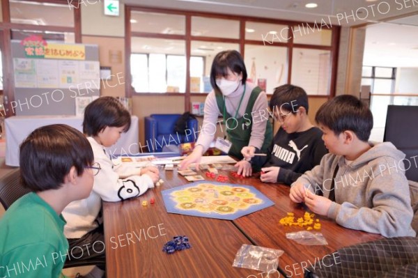 小学生から一般までの町民がボードゲームを通じて世代間交流を図った