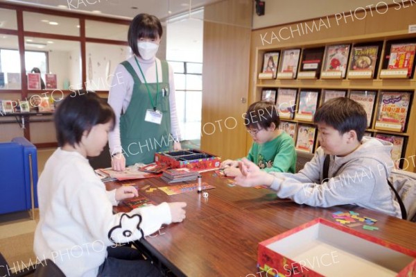 小学生から一般までの町民がボードゲームを通じて世代間交流を図った