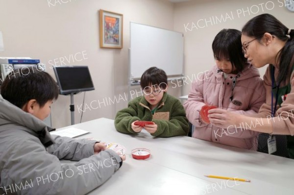 小学生から一般までの町民がボードゲームを通じて世代間交流を図った