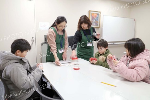 小学生から一般までの町民がボードゲームを通じて世代間交流を図った