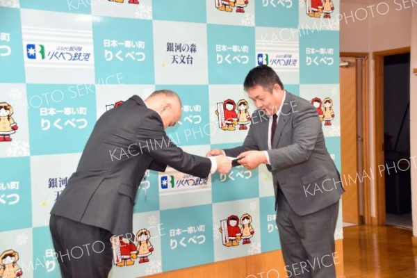 感謝状を受け取る