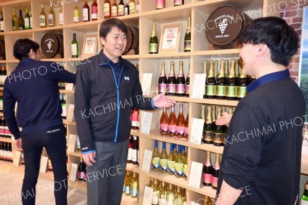 前職の経験を生かし、十勝ワインの営業に力を注ぐ