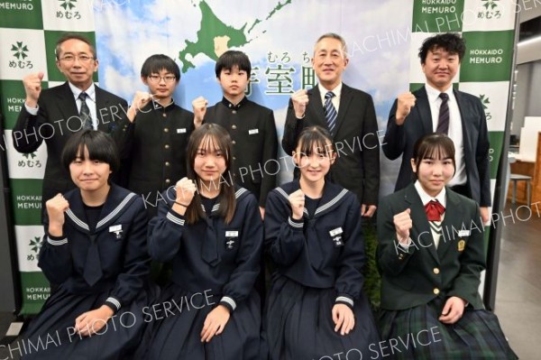 アイスホッケー、スケートで全国出場の中学生６人が教育長表敬訪問　芽室