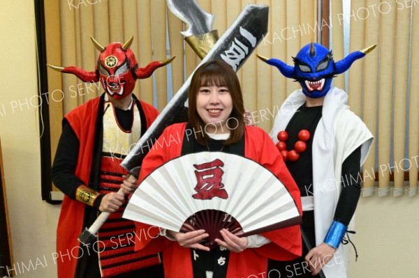 赤鬼、青鬼を背にしなが