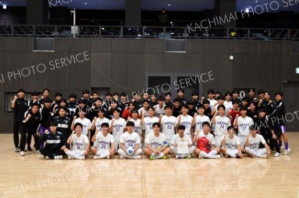 優勝した帯大谷Ａ（白ユニホーム）と同校の選手