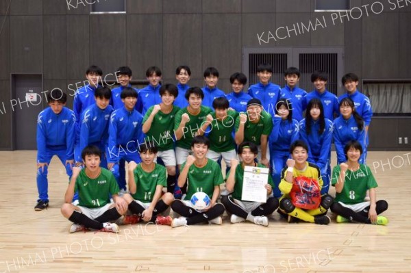 準優勝の帯柏葉Ｂ（緑ユニホーム）と同校の選手ら