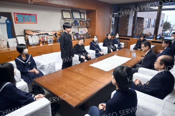 シンガポール派遣を終え、成果などを報告する生徒たち