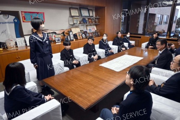 シンガポール派遣を終え、成果などを報告する生徒たち