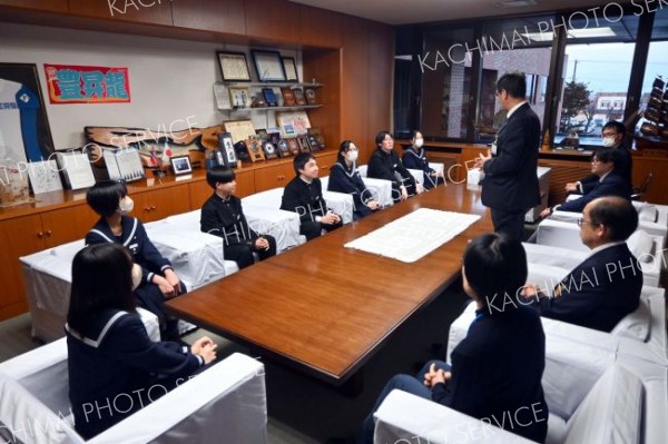 シンガポール派遣を終えた生徒たちをねぎらう田中町長