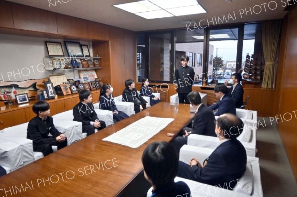 シンガポール派遣を終え、成果などを報告する生徒たち