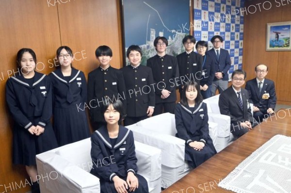 シンガポール派遣を終え、一回り成長した生徒たちと、田中町長、山岸教育長