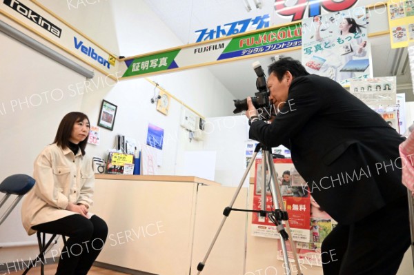 証明写真を半額で　フォトプラザ９１０が家計応援キャンペーン、３１日まで