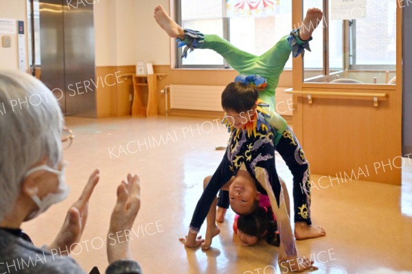 「曲がる芸術」曾祖母へ届け　帯広出身の一家が特養でサーカス披露