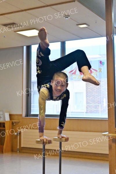 体の柔軟性を生かした曲芸を披露するきょうだい（須貝拓也撮影）