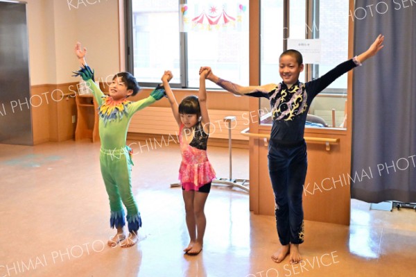 演技を終え笑顔を見せる