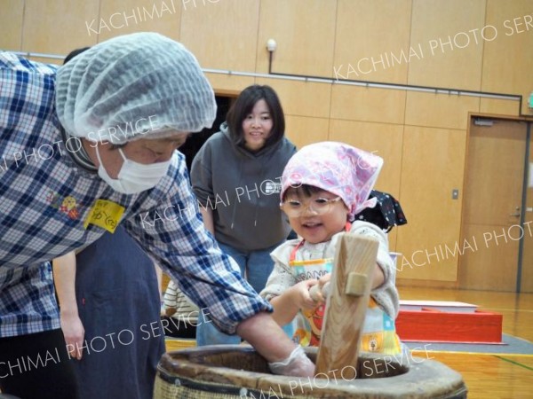 親子で餅つき体験を開催　幕別子育てサークル