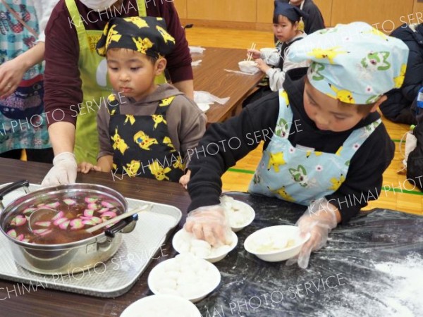 親子で餅つき体験を開催　幕別子育てサークル 2