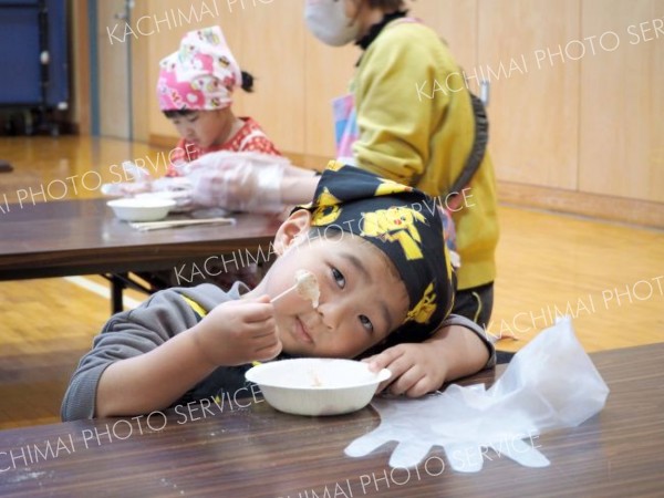 親子で餅つき体験を開催　幕別子育てサークル 3