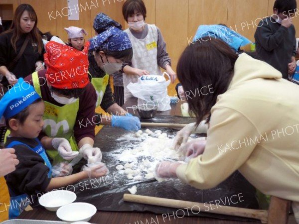 親子で餅つき体験を開催　幕別子育てサークル 4