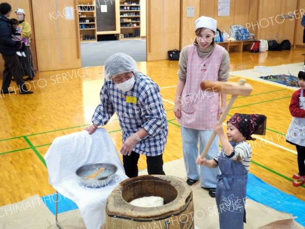 きねを振るう子ども