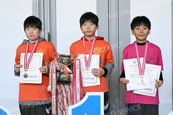 ４年男子の上位入賞者。（左から）２位の山内開生、優勝の山内悠生、３位の大友維士