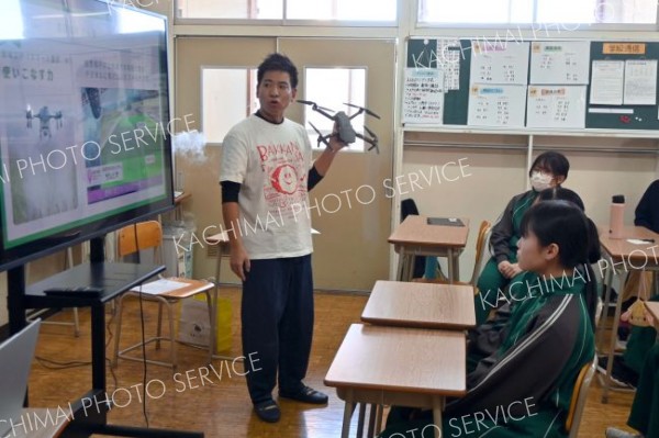 農業について学ぶ生徒ら